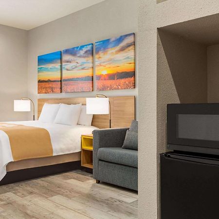 Days Inn & Suites By Wyndham Greater Томбол Екстериор снимка