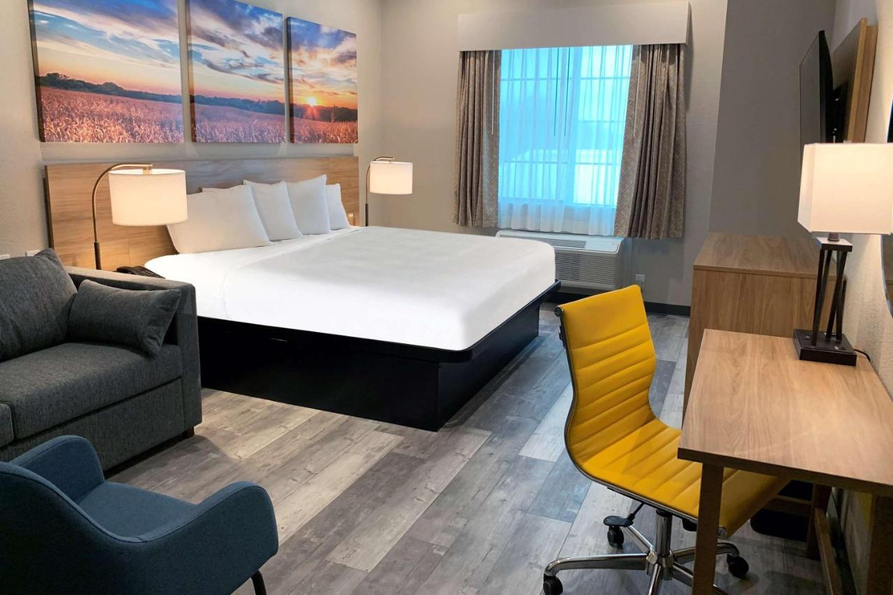 Days Inn & Suites By Wyndham Greater Томбол Екстериор снимка