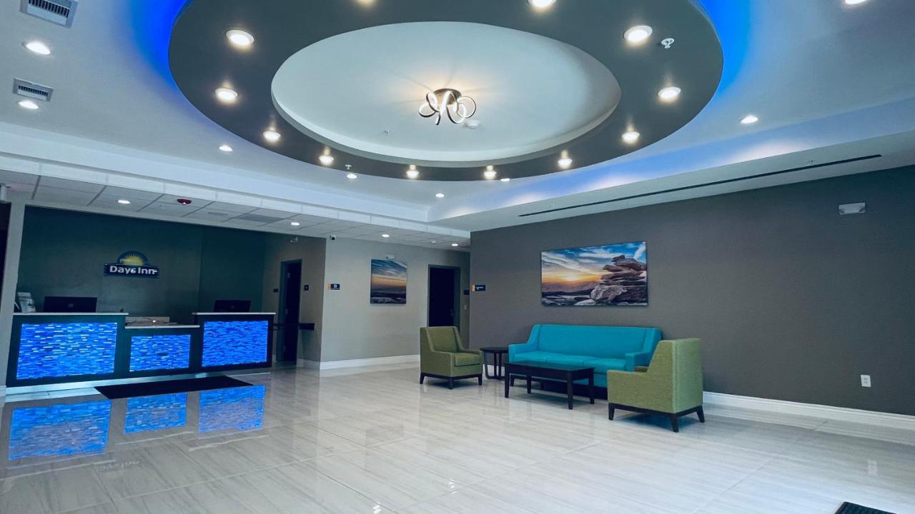 Days Inn & Suites By Wyndham Greater Томбол Екстериор снимка