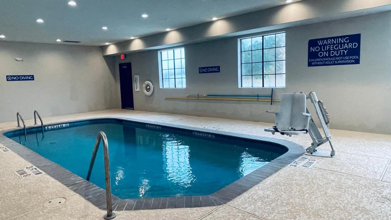 Days Inn & Suites By Wyndham Greater Томбол Екстериор снимка