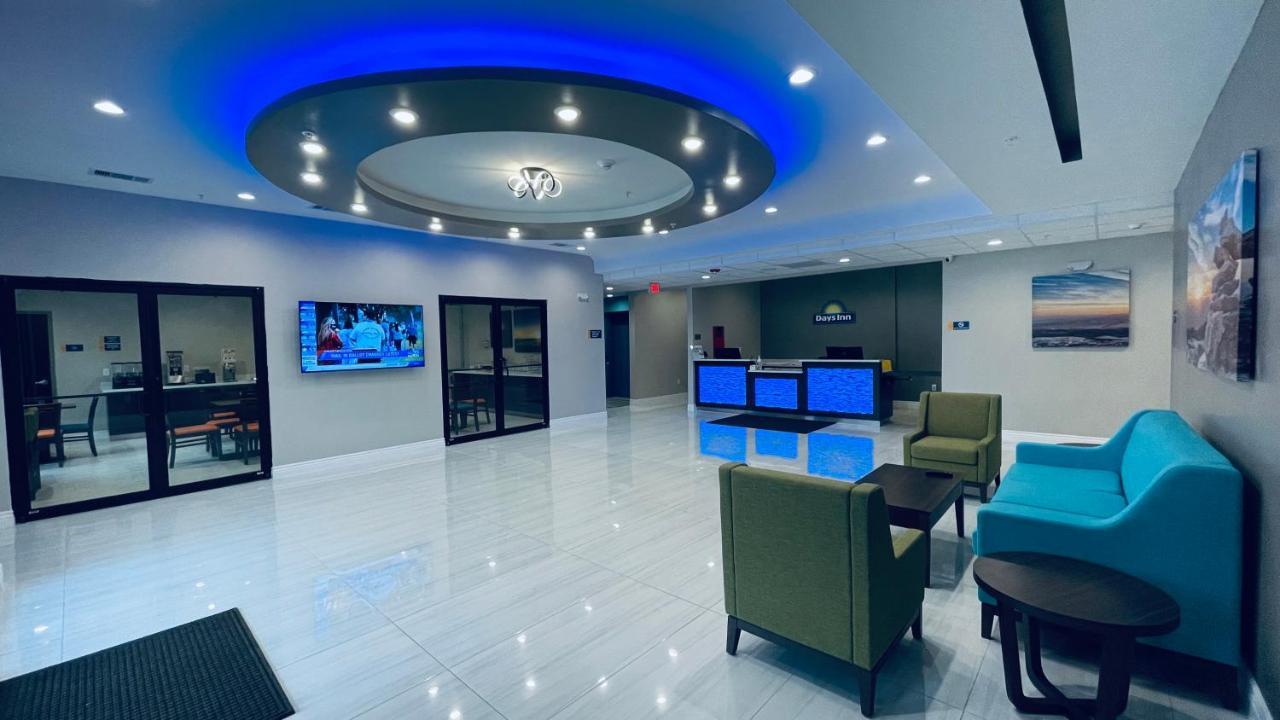 Days Inn & Suites By Wyndham Greater Томбол Екстериор снимка