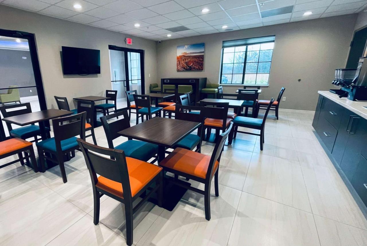 Days Inn & Suites By Wyndham Greater Томбол Екстериор снимка