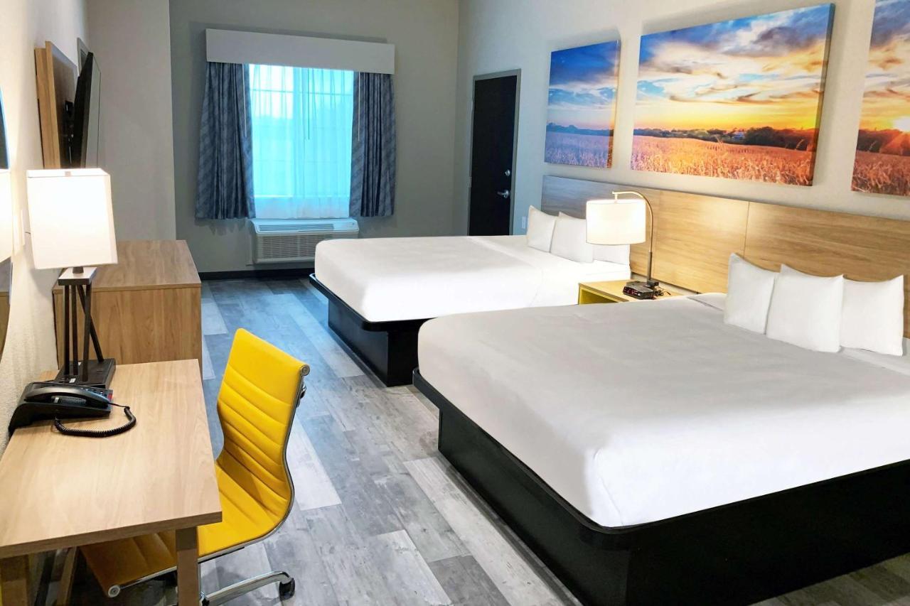Days Inn & Suites By Wyndham Greater Томбол Екстериор снимка