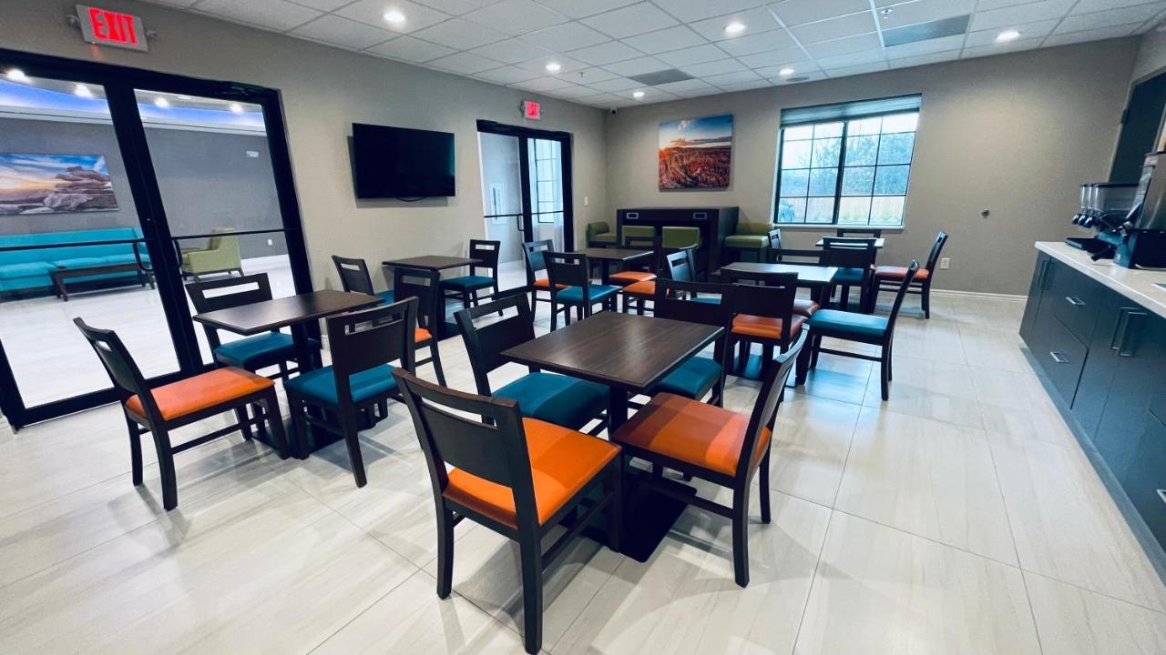 Days Inn & Suites By Wyndham Greater Томбол Екстериор снимка