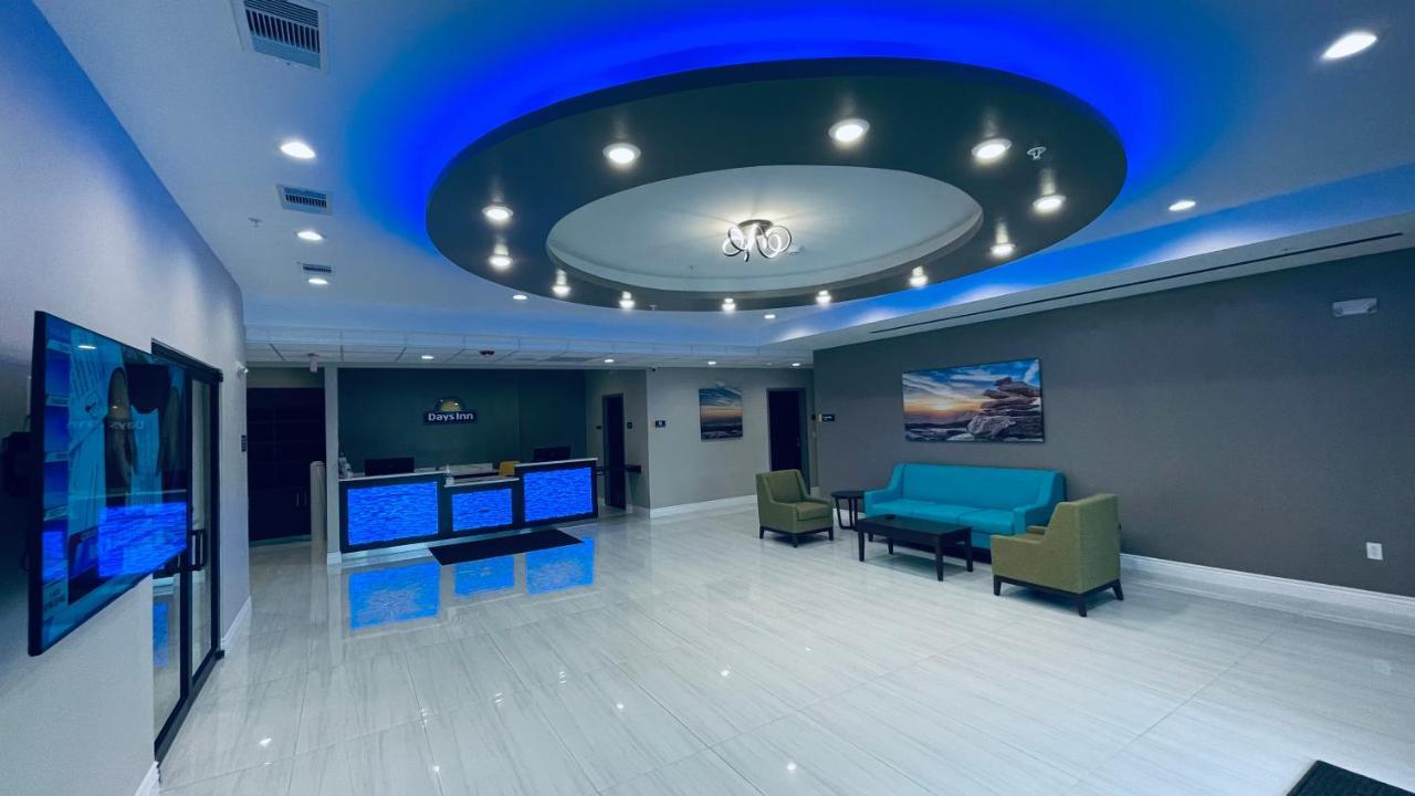Days Inn & Suites By Wyndham Greater Томбол Екстериор снимка