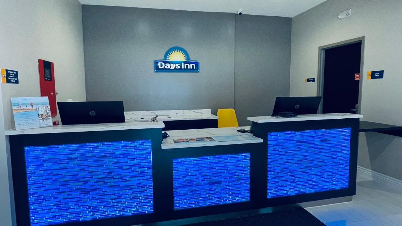 Days Inn & Suites By Wyndham Greater Томбол Екстериор снимка