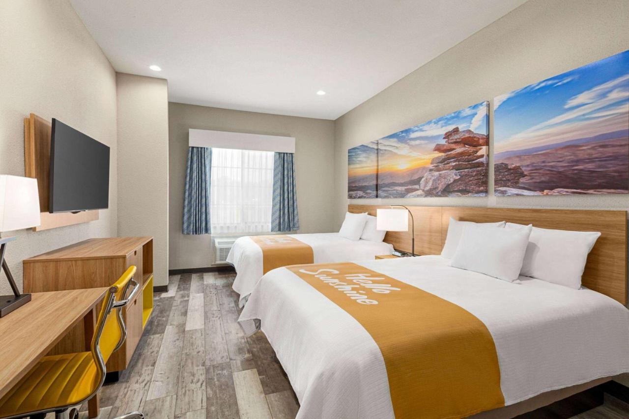 Days Inn & Suites By Wyndham Greater Томбол Екстериор снимка