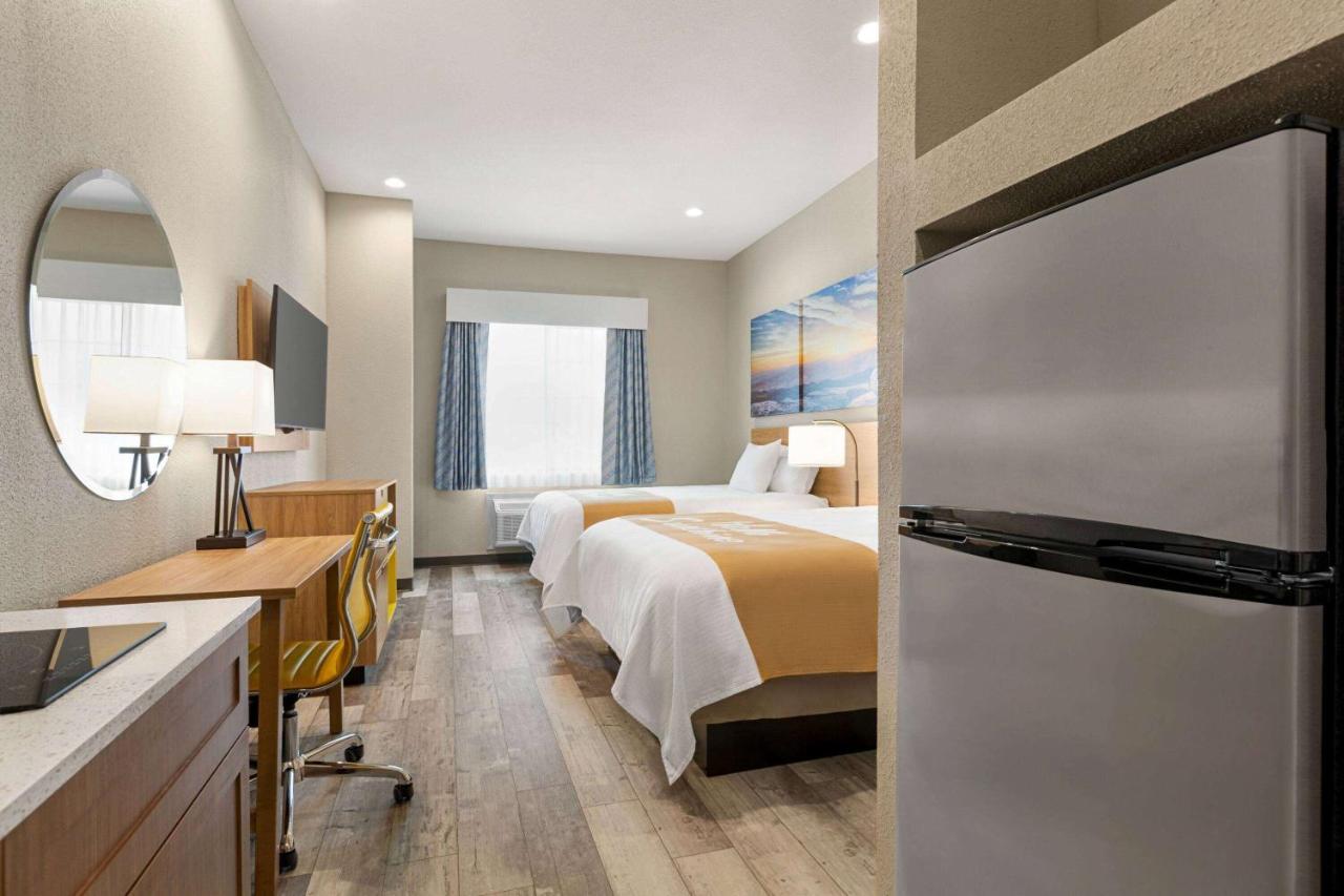 Days Inn & Suites By Wyndham Greater Томбол Екстериор снимка