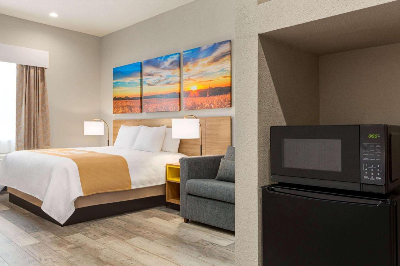 Days Inn & Suites By Wyndham Greater Томбол Екстериор снимка