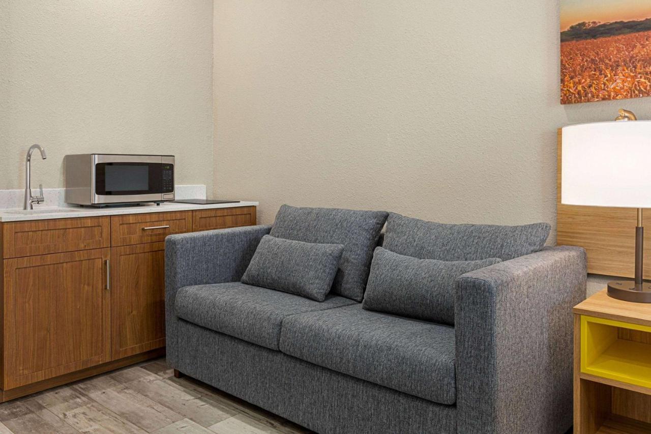 Days Inn & Suites By Wyndham Greater Томбол Екстериор снимка