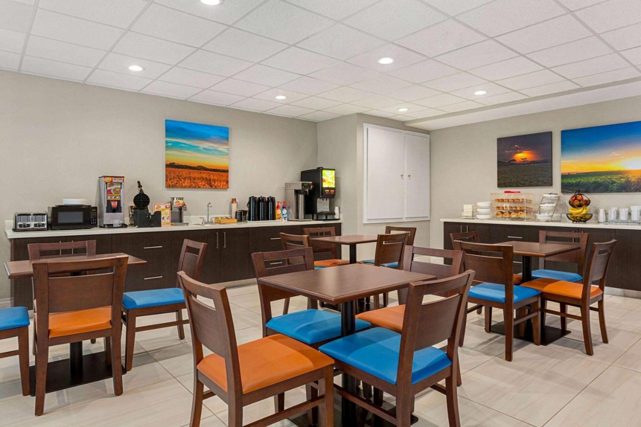 Days Inn & Suites By Wyndham Greater Томбол Екстериор снимка