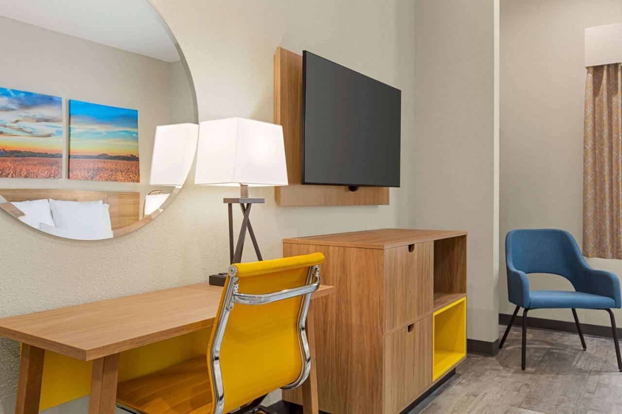 Days Inn & Suites By Wyndham Greater Томбол Екстериор снимка