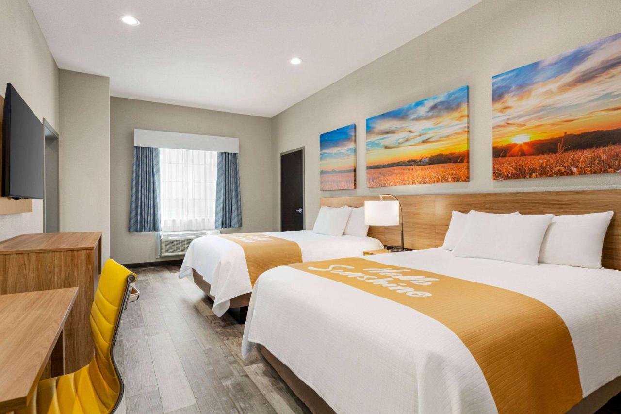Days Inn & Suites By Wyndham Greater Томбол Екстериор снимка