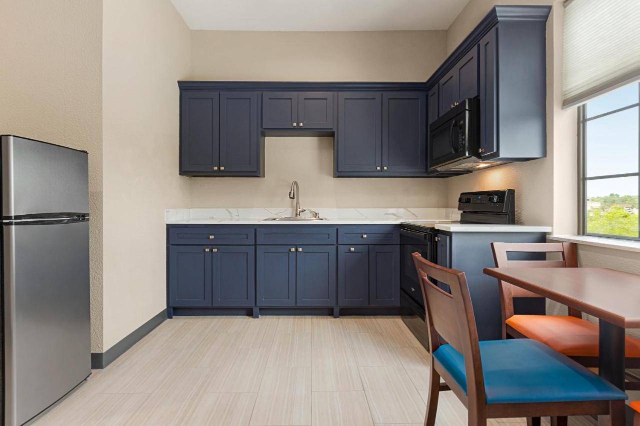 Days Inn & Suites By Wyndham Greater Томбол Екстериор снимка