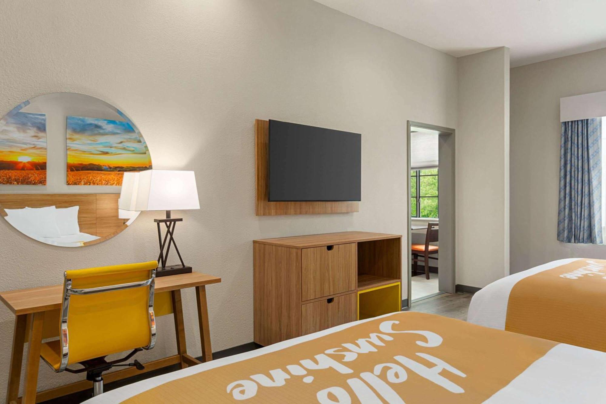 Days Inn & Suites By Wyndham Greater Томбол Екстериор снимка