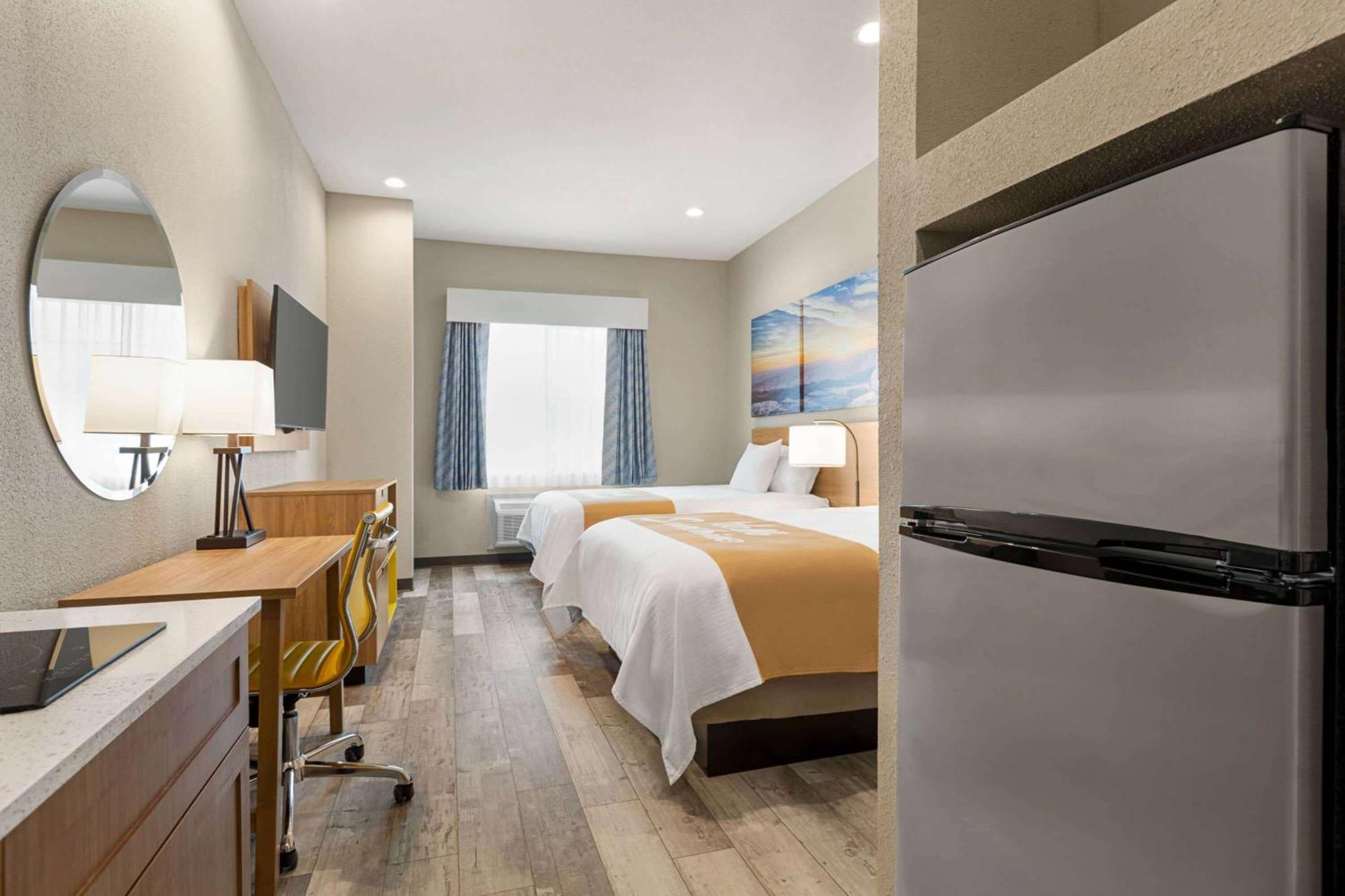 Days Inn & Suites By Wyndham Greater Томбол Екстериор снимка