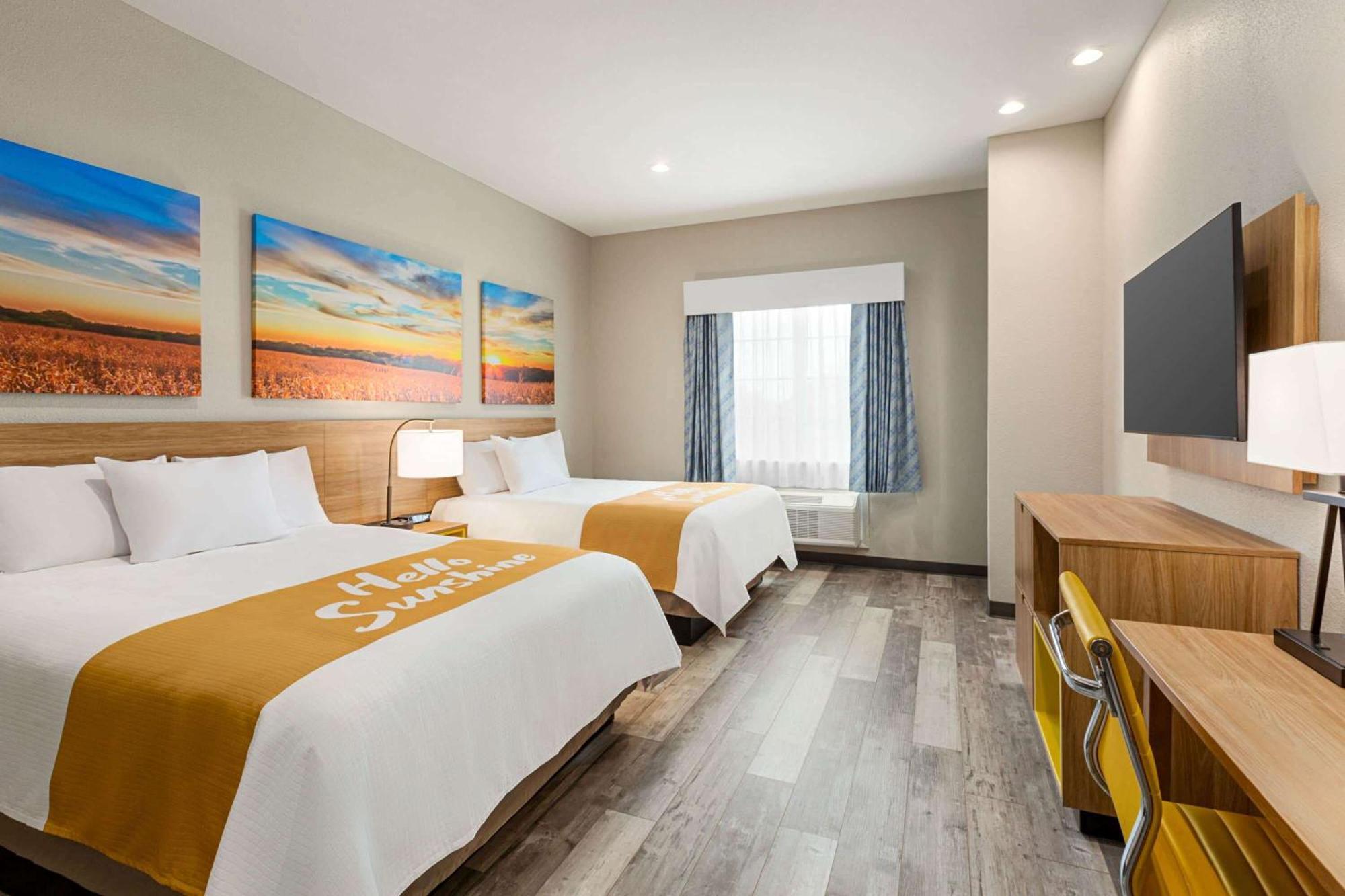 Days Inn & Suites By Wyndham Greater Томбол Екстериор снимка